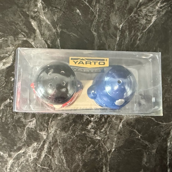 Royal Guard and Policeman Salt and Pepper Shakers - Picture 13 of 16